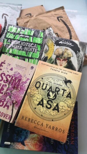 Thales Egidio Instagram - Custa Caro 📚♥️✨ 

.
.
.
.

#bookstagram #livros #livroseleitura #book #booklover #thalesegidio #booknerd #caratinga #caratingamg #caratingacity #ipatinga #nerdlife #geek #ipatingavaledoaço #ipatingamg #dublagembrasil #livrosemaislivros #ipatingacity #dublagem
