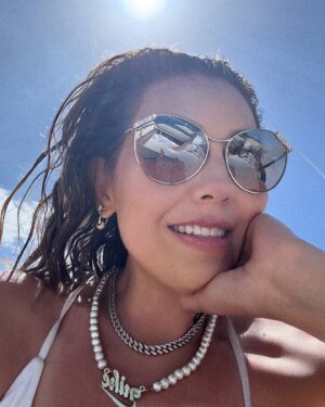 Thalía Instagram - Piel morena 🏖️➕☀️➕🌴🌴🌴 
Te la sabes? #summer #verano #playa