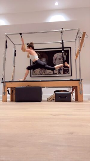 Thalía Instagram - Si estás aburrido de hacer los mismos ejercicios 😴 creo que el Pilates es una buena opción para ti. 🤗 se ve fácil, pero es intenso, ya que mueves músculos que ni siquiera sabías que tenías! 

Aquí les dejo una de las rutinas que hago, pero hay muchas otras opciones que pueden explorar. Me van contando, si es que pudieron… como les va 🩵

#ThaliaWellness #Pilates #MondayMood