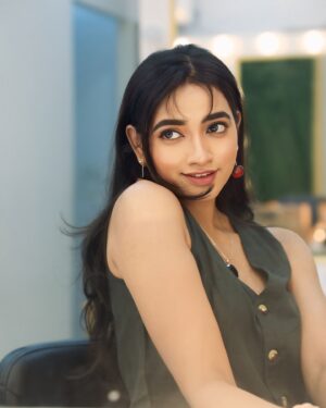 Thamizh Selvi Instagram - Find what’s wrong in the b/w picture 🔎
Makeup: @v2_makeover 
Photographer: @star_dhoosii