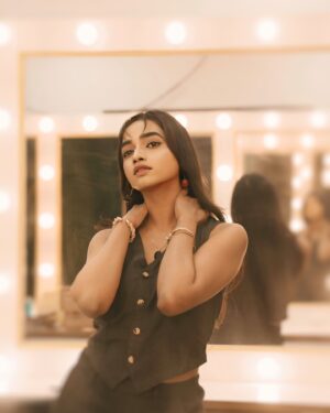 Thamizh Selvi Instagram - Find what’s wrong in the b/w picture 🔎
Makeup: @v2_makeover 
Photographer: @star_dhoosii