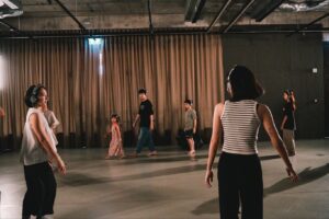 Thanavate Siriwattanakul Instagram - วันก่อนพามามิไป ‘ดู เล่น’ ละครเวที The Choreography โดยกลุ่มละครเวที Johanssons Pelargoner Och Dans จากสวีเดนในเทศกาลละครนานาชาติสำหรับเด็ก BICTFest 
…
อ่านไม่ผิดครับ ละครเรื่องนี้พิเศษตรงที่เราไม่ใช่คนดู แต่ต้องเป็นคนแสดง(ที่สามารถดูคนรอบข้าง และสังเกตตัวเองไปด้วย)
โดยตอนเริ่ม ทุกคนจะได้หูฟังคนละอัน สิ่งที่เราต้องทำคือฟังคำสั่งจากหูฟังและทำตามครับ
โดยแต่ละคนจะได้รับคำสั่งที่แตกต่างกันบ้าง เหมือนกันบ้าง
บาง actions ก็จะอยู่กับตัวเอง
บาง actions ก็ทำร่วมกับคนอื่น หรือทำร่วมกันหมดเลยก็มี

ความรู้สึกหลังจากเข้าร่วมคือ สนุก !!
จนคิดว่าเวลา 30 นาทีทำไมมันเร็วจัง นานกว่านี้ได้มั้ย
แต่ไม่ใช่แค่สนุกเท่านั้น เรายังได้สำรวจตัวเอง ตั้งคำถามกับตัวเองอีกด้วย
และถ้าพ่อแม่คนไหนมีลูกตั้งแต่ 7 ขวบขึ้นไปสามารถพามาร่วมเล่นไปด้วยกันได้เลยนะ เราก็จะได้แอบดูการฟังคำสั่ง การคิด ตัดสินใจ และการ interact ของลูกเรากับคนอื่นไปด้วย
ขอบคุณพี่เอ๋มากๆ นะครับที่ชวนไปดู ☺️

ลองดูรอบวันและเวลา รวมถึงโปรแกรมอื่นๆ ของ BICTFest ได้เลยนะครับ
จัดตั้งแต่วันที่ 1-11 สิงหาคมนี้ กับ 13 การแสดงหาดูยากจากศิลปิน 9 ประเทศ และ 8 เวิร์คช็อปการแสดงแบบเอ็กซ์คลูซีฟจากศิลปินที่แสดงในเทศกาล
.
👉🏻 ดูโปรแกรมการแสดงเต็มได้ที่ https://www.facebook.com/share/HU6XNUu6mTXDJoWL/?mibextid=WUal2a
.
🎫 ซื้อบัตรการแสดงได้ที่ https://www.eventpop.me/c/bictfest2024
.
บัตรเด็กอายุต่ำกว่า 16 ปี ราคา 300 บาท/ใบ
บัตรผู้ใหญ่ ราคา 600 บาท/ใบ
📌 ยกเว้นการแสดง P6 KHANOM STORY และเวิร์คช็อป ราคา 1,000 บาท
.
.
#BICTFest #BICTFest2024 #Crossthethreshold