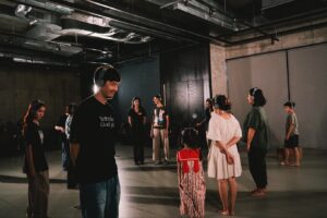 Thanavate Siriwattanakul Instagram - วันก่อนพามามิไป ‘ดู เล่น’ ละครเวที The Choreography โดยกลุ่มละครเวที Johanssons Pelargoner Och Dans จากสวีเดนในเทศกาลละครนานาชาติสำหรับเด็ก BICTFest 
…
อ่านไม่ผิดครับ ละครเรื่องนี้พิเศษตรงที่เราไม่ใช่คนดู แต่ต้องเป็นคนแสดง(ที่สามารถดูคนรอบข้าง และสังเกตตัวเองไปด้วย)
โดยตอนเริ่ม ทุกคนจะได้หูฟังคนละอัน สิ่งที่เราต้องทำคือฟังคำสั่งจากหูฟังและทำตามครับ
โดยแต่ละคนจะได้รับคำสั่งที่แตกต่างกันบ้าง เหมือนกันบ้าง
บาง actions ก็จะอยู่กับตัวเอง
บาง actions ก็ทำร่วมกับคนอื่น หรือทำร่วมกันหมดเลยก็มี

ความรู้สึกหลังจากเข้าร่วมคือ สนุก !!
จนคิดว่าเวลา 30 นาทีทำไมมันเร็วจัง นานกว่านี้ได้มั้ย
แต่ไม่ใช่แค่สนุกเท่านั้น เรายังได้สำรวจตัวเอง ตั้งคำถามกับตัวเองอีกด้วย
และถ้าพ่อแม่คนไหนมีลูกตั้งแต่ 7 ขวบขึ้นไปสามารถพามาร่วมเล่นไปด้วยกันได้เลยนะ เราก็จะได้แอบดูการฟังคำสั่ง การคิด ตัดสินใจ และการ interact ของลูกเรากับคนอื่นไปด้วย
ขอบคุณพี่เอ๋มากๆ นะครับที่ชวนไปดู ☺️

ลองดูรอบวันและเวลา รวมถึงโปรแกรมอื่นๆ ของ BICTFest ได้เลยนะครับ
จัดตั้งแต่วันที่ 1-11 สิงหาคมนี้ กับ 13 การแสดงหาดูยากจากศิลปิน 9 ประเทศ และ 8 เวิร์คช็อปการแสดงแบบเอ็กซ์คลูซีฟจากศิลปินที่แสดงในเทศกาล
.
👉🏻 ดูโปรแกรมการแสดงเต็มได้ที่ https://www.facebook.com/share/HU6XNUu6mTXDJoWL/?mibextid=WUal2a
.
🎫 ซื้อบัตรการแสดงได้ที่ https://www.eventpop.me/c/bictfest2024
.
บัตรเด็กอายุต่ำกว่า 16 ปี ราคา 300 บาท/ใบ
บัตรผู้ใหญ่ ราคา 600 บาท/ใบ
📌 ยกเว้นการแสดง P6 KHANOM STORY และเวิร์คช็อป ราคา 1,000 บาท
.
.
#BICTFest #BICTFest2024 #Crossthethreshold