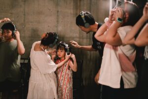 Thanavate Siriwattanakul Instagram - วันก่อนพามามิไป ‘ดู เล่น’ ละครเวที The Choreography โดยกลุ่มละครเวที Johanssons Pelargoner Och Dans จากสวีเดนในเทศกาลละครนานาชาติสำหรับเด็ก BICTFest 
…
อ่านไม่ผิดครับ ละครเรื่องนี้พิเศษตรงที่เราไม่ใช่คนดู แต่ต้องเป็นคนแสดง(ที่สามารถดูคนรอบข้าง และสังเกตตัวเองไปด้วย)
โดยตอนเริ่ม ทุกคนจะได้หูฟังคนละอัน สิ่งที่เราต้องทำคือฟังคำสั่งจากหูฟังและทำตามครับ
โดยแต่ละคนจะได้รับคำสั่งที่แตกต่างกันบ้าง เหมือนกันบ้าง
บาง actions ก็จะอยู่กับตัวเอง
บาง actions ก็ทำร่วมกับคนอื่น หรือทำร่วมกันหมดเลยก็มี

ความรู้สึกหลังจากเข้าร่วมคือ สนุก !!
จนคิดว่าเวลา 30 นาทีทำไมมันเร็วจัง นานกว่านี้ได้มั้ย
แต่ไม่ใช่แค่สนุกเท่านั้น เรายังได้สำรวจตัวเอง ตั้งคำถามกับตัวเองอีกด้วย
และถ้าพ่อแม่คนไหนมีลูกตั้งแต่ 7 ขวบขึ้นไปสามารถพามาร่วมเล่นไปด้วยกันได้เลยนะ เราก็จะได้แอบดูการฟังคำสั่ง การคิด ตัดสินใจ และการ interact ของลูกเรากับคนอื่นไปด้วย
ขอบคุณพี่เอ๋มากๆ นะครับที่ชวนไปดู ☺️

ลองดูรอบวันและเวลา รวมถึงโปรแกรมอื่นๆ ของ BICTFest ได้เลยนะครับ
จัดตั้งแต่วันที่ 1-11 สิงหาคมนี้ กับ 13 การแสดงหาดูยากจากศิลปิน 9 ประเทศ และ 8 เวิร์คช็อปการแสดงแบบเอ็กซ์คลูซีฟจากศิลปินที่แสดงในเทศกาล
.
👉🏻 ดูโปรแกรมการแสดงเต็มได้ที่ https://www.facebook.com/share/HU6XNUu6mTXDJoWL/?mibextid=WUal2a
.
🎫 ซื้อบัตรการแสดงได้ที่ https://www.eventpop.me/c/bictfest2024
.
บัตรเด็กอายุต่ำกว่า 16 ปี ราคา 300 บาท/ใบ
บัตรผู้ใหญ่ ราคา 600 บาท/ใบ
📌 ยกเว้นการแสดง P6 KHANOM STORY และเวิร์คช็อป ราคา 1,000 บาท
.
.
#BICTFest #BICTFest2024 #Crossthethreshold