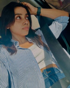 Tharshika Instagram - Selfie after a long time 🤍

#selfietime #casualwear #sunkissed #tharsika #tamilcinema #tamilactress