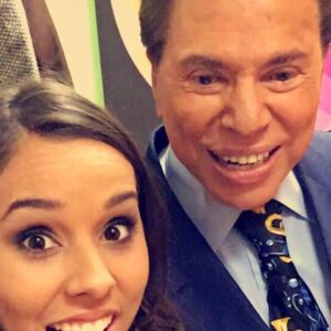 Thati Lopes Instagram - Claro que postarei minha única interação com o Silvio!Guardo esse dia com muito carinho! 
Sou criança sem tv a cabo! Criada com SBT na veia!
Puxa pra ver um: 🎵 Olha que Glória que beleza de destino …