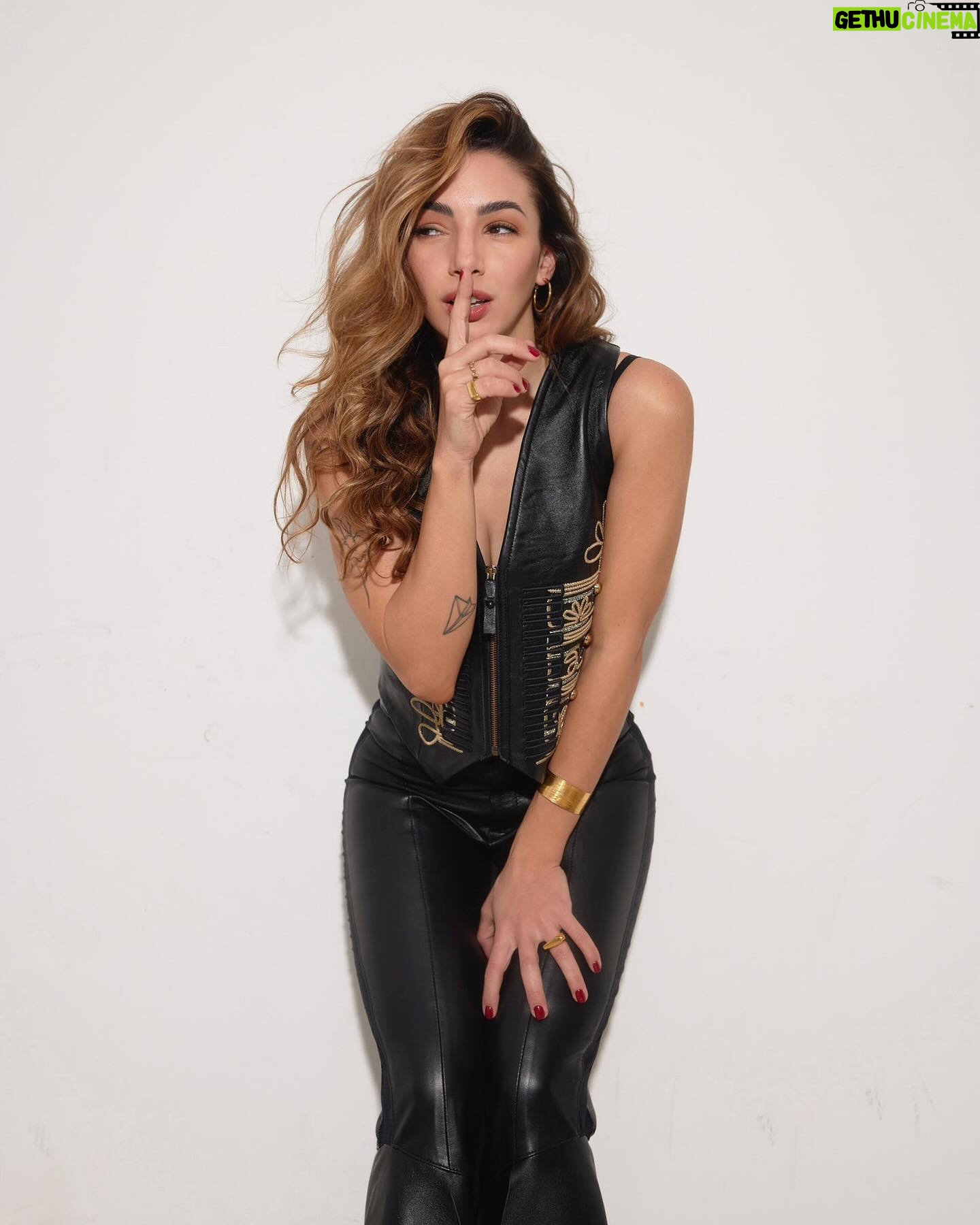 Thelma Fardin - 16K Likes - 🤫
Lo nuevo de @jazminchebar 💘
Por el ojo de 📸 @brunoilusorio
Las joyitas de @sintesisdesign que tienen un diseño incomparable 🔗