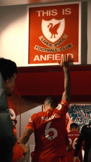 Thiago Alcántara Instagram - Walk on, walk on
With hope in your heart
And you’ll never walk alone… @liverpoolfc ❤️