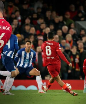 Thiago Alcántara Instagram - Anfield, family and friends. Special moments in Red!
#YNWA 🫶🏽 @liverpoolfc
