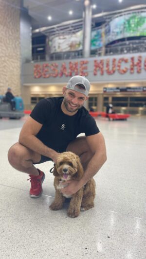 Thiago Moises Instagram - Nosso melhor amigo sempre está comigo quando viajo para Flórida. Obrigado @embar.pet por cuidar de tudo pra ele sempre viajar com segurança. 
.
.
#pet #viagempet #viagem #cachorro #ufc