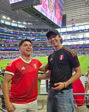 Thiago Vernal Instagram - VAMOS PERU CRJ! 🔥🔥 Que hermoso poder apoyar a la sele 🇵🇪 con mis mejores amigos y gente increíble. Hermosa experiencia @adidaspe #creadoconadidas