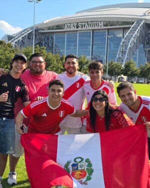 Thiago Vernal Instagram - VAMOS PERU CRJ! 🔥🔥 Que hermoso poder apoyar a la sele 🇵🇪 con mis mejores amigos y gente increíble. Hermosa experiencia @adidaspe #creadoconadidas