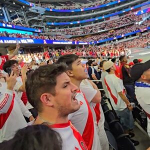 Thiago Vernal Instagram - VAMOS PERU CRJ! 🔥🔥 Que hermoso poder apoyar a la sele 🇵🇪 con mis mejores amigos y gente increíble. Hermosa experiencia @adidaspe #creadoconadidas