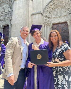 Thiago Vernal Instagram - Se logró 💜🎓 de los días más felices de mi vida con mis personas favoritas 💘