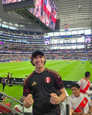 Thiago Vernal Instagram - VAMOS PERU CRJ! 🔥🔥 Que hermoso poder apoyar a la sele 🇵🇪 con mis mejores amigos y gente increíble. Hermosa experiencia @adidaspe #creadoconadidas