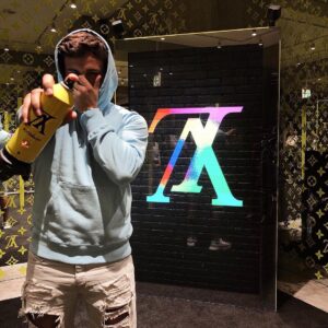 Thibaut Morgado Da Costa Instagram - POP-UP Louis Vuitton Tokyo 🇯🇵🉐🎨
.
.
.
.
#japon #france #tokyo #louisvuitton #popup #store #travel #monopoly #peinture #design #bleu #yellow #black #me #bape #mirroir #vip #richissitudes #thankyou