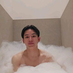 Thitipoom Techa-apaikhun Instagram - 🛀