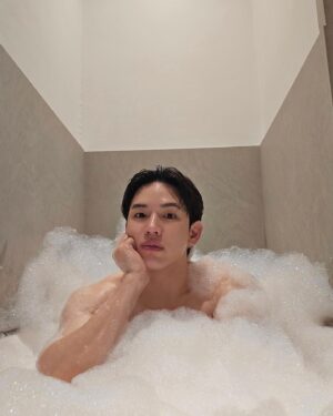 Thitipoom Techa-apaikhun Instagram - 🛀