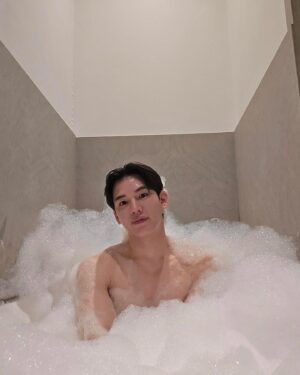 Thitipoom Techa-apaikhun Instagram - 🛀
