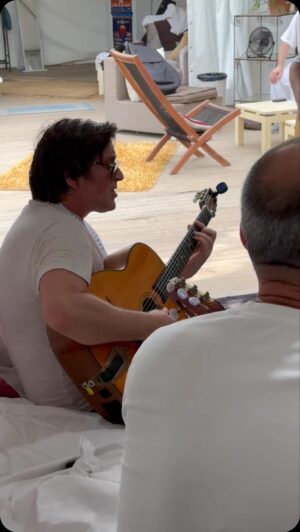 Thomas Dutronc Instagram - Je suis super heureux de partager avec vous une vidéo spéciale où je joue « Il n’est jamais trop tard » avec des musiciens incroyables : @stochelo.rosenberg , @rocky.gresset, @fanoutorracintamusique, et @diegoimbert_music à la contrebasse.
Ce fut un moment magique, rempli de joie et de bonne humeur.
J’espère que vous ressentirez cette même énergie en l’écoutant 😎
