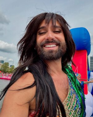 Thomas Neuwirth Instagram - Happy Pride 🫰🏻@prideamsterdam @bookingcom #TravelProud 🌈
