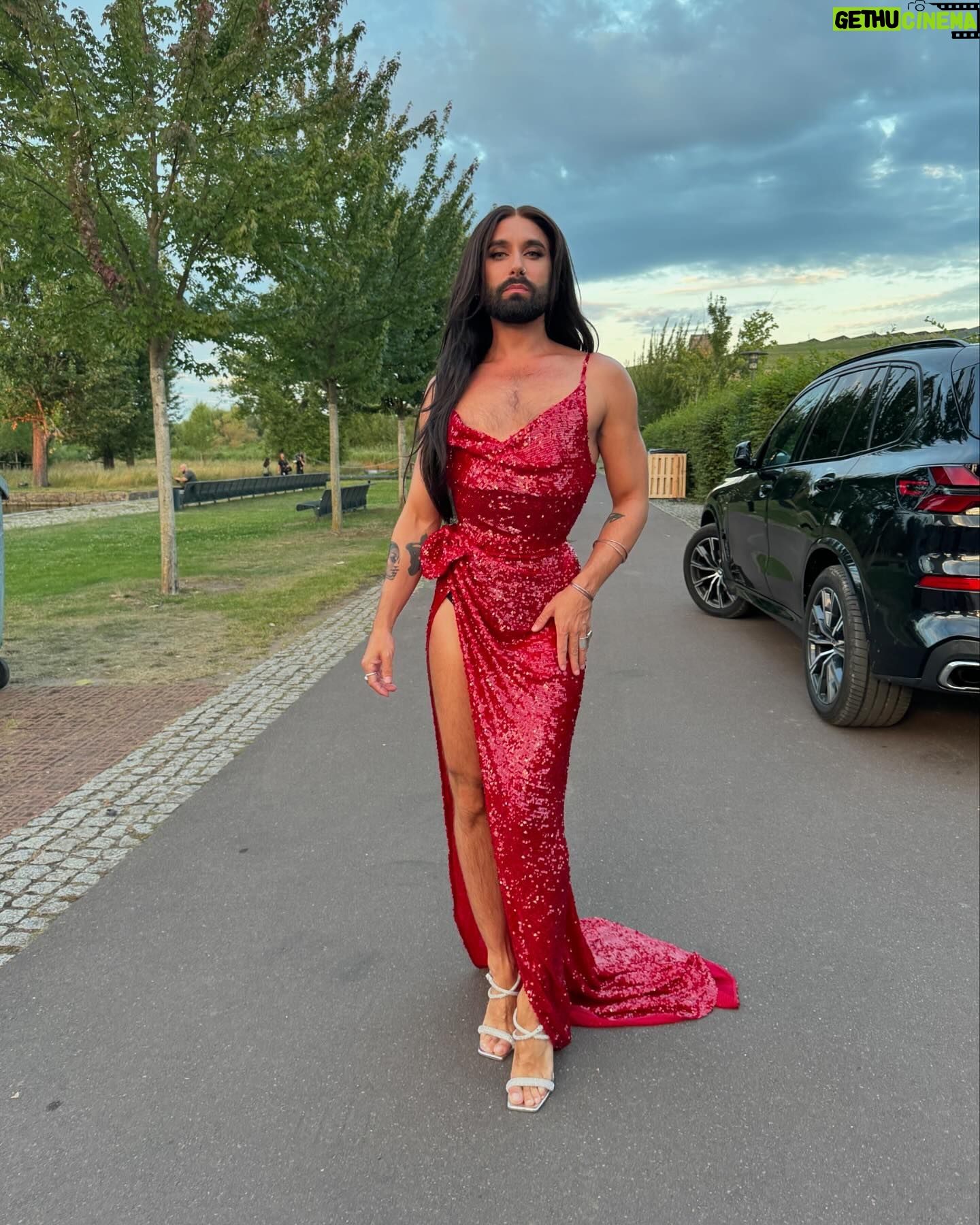 Thomas Neuwirth - 7.9K Likes - demure and mindful in Magdeburg
Dress @juergenchristianhoerlofficial
Corset @royalblack_couture
Hair @thechristophvienna @christophxhaider
Pic @andrekarsai