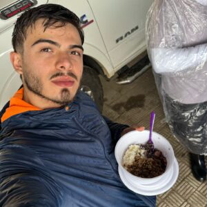 Thomaz Costa Instagram - Hoje encontrei com um amigo que conheci em meio ao caos do Rio Grande do Sul… e me lembrei de tudo que aconteceu lá, e quero dizer qual o maior aprendizado que eu tive com tudo que eu vivi… 
O que mais devemos zelar em nossa vida é o nosso relacionamento com Deus! E as vezes deixamos em segundo, terceiro, quinto plano… mas é a única coisa que ninguém pode tirar de você… de resto, tudo você pode perder do dia para a noite! 
Esse é o primeiro mandamento! AME DEUS ACIMA DE TODAS AS COISAS!