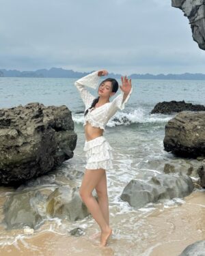Thùy Anh Instagram - Happy alone #thuyanh 
Dress by @lemonchicvn