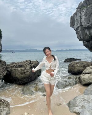 Thùy Anh Instagram - Happy alone #thuyanh 
Dress by @lemonchicvn