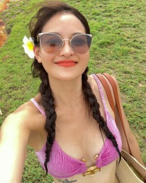 Thùy Anh Instagram - Hoa hồng trên cỏ xanh 🌸 #thuyanh #thuỳanh #phuyen