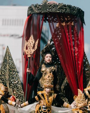 Tiara Andini Instagram - GLAD TO BE BACK FOR JEMBER FASHION CARNAVAL! 
terimakasih untuk semua yang udah support aku. terimakasih sebanyak banyaknya untuk kak @bubahalfian yang telah merealisasikan keinginan kita semua. thank you segala bantuannya kebin, kak ivan, mas tama, mas iwan, dll.
for all my 10 dancers yang dikabarin cuma h-2 and u guys did it perfectly fire?! GONG!
untuk abang abang yg dorong keretaku dan back dancers lainnya thank u so much. 
and of course my lovely team @pingsbraid @milsonmassie @fawzypadly yang sama sama gaada istirahatnya tapi masih totalitas bikin aku cans kewl perf makasih banyak! <3 
last, yang gak disangka sangka adalah mootiara surabaya, mootiara jogja juga ikutan hadir untuk nonton aku di Jember! tentu ada mootiara jember juga yang dateng. 
terimakasih banyak JFC sudah menjadi salah satu saksi perjalanan karirku dari dulu sampe sekarang, sudah 4x ikut defile yang berbeda tiap tahunnya tapi gapernah ada kata bosen pengen ikutan lagi. 
antusias penonton yang tiap tahun makin hebohh, itu yang bikin ilang rasa capek.
THANK YOU FOR ALL THE LOVE