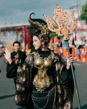 Tiara Andini Instagram - GLAD TO BE BACK FOR JEMBER FASHION CARNAVAL! 
terimakasih untuk semua yang udah support aku. terimakasih sebanyak banyaknya untuk kak @bubahalfian yang telah merealisasikan keinginan kita semua. thank you segala bantuannya kebin, kak ivan, mas tama, mas iwan, dll.
for all my 10 dancers yang dikabarin cuma h-2 and u guys did it perfectly fire?! GONG!
untuk abang abang yg dorong keretaku dan back dancers lainnya thank u so much. 
and of course my lovely team @pingsbraid @milsonmassie @fawzypadly yang sama sama gaada istirahatnya tapi masih totalitas bikin aku cans kewl perf makasih banyak! <3 
last, yang gak disangka sangka adalah mootiara surabaya, mootiara jogja juga ikutan hadir untuk nonton aku di Jember! tentu ada mootiara jember juga yang dateng. 
terimakasih banyak JFC sudah menjadi salah satu saksi perjalanan karirku dari dulu sampe sekarang, sudah 4x ikut defile yang berbeda tiap tahunnya tapi gapernah ada kata bosen pengen ikutan lagi. 
antusias penonton yang tiap tahun makin hebohh, itu yang bikin ilang rasa capek.
THANK YOU FOR ALL THE LOVE
