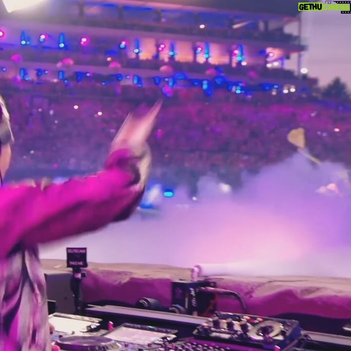 Tiësto - 90.6K Likes - 20 years of Tomorrowland and last night was my favorite ❤️🙏🏻🦋