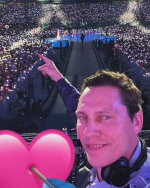 Tiësto Instagram - Siempre es inspirador y emocionante trabajar con una de las personas más talentosas del mundo! Gracias @karolg 💖🩷🙏🏻🙏🏻 #Madrid