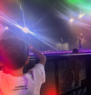 Tiger JK Instagram - Thank you, @kconusa, for having us this year! You made me a hero in front of my 7-year-old nephew. And 이먼 Kcon LA가 The CW에 진출한 것을 진심으로 축하드립니다! . 저희도 이 역사적인 순간에 함께하게 되어 영광입니다 #kconla #feelghoodmusic in LA