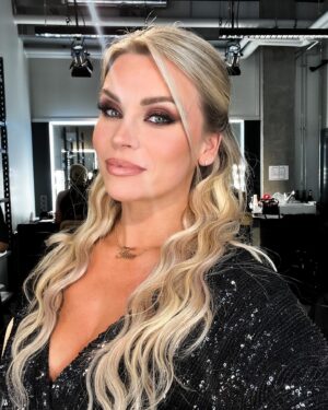 Tiia Elg Instagram - Kymmenet kasvot. 

Olen meikin suhteen ’kaikki tai ei mitään’ -tyyppi. Nykyään se on yleensä se jälkimmäinen vaihtoehto: ei mitään. Mutta kun pääsen ammattilaisen tuoliin, sen jälkeen Aksukaan ei tunnista mua.🙌🏼🙌🏼💎 

Näiden upeiden meikkien takana upeat ammattilaiset, kannattaa laittaa tilit seurantaan!! 💎

@miia_ollula 
@satuarvo 
@iirismua 
@sannauusimaa 
@sannipohjalainen 
@elisaprofessionalmakeup 

Lisäksi !!!! 💜💜💜
Kampaukset Ttk lookeihin tehnyt hiusten supermies  @kemppinen1 💎💎💎 

Jokaiseen kuvaan on merkattu meikin tekijä. Surullinen klovni oli mun spirit-meikki 🙋🏼‍♀️😁 mikä sun??? 👇🏼👇🏼👇🏼

Eka kuva @zacharylionphotography 
Vika kuva @camillabloom