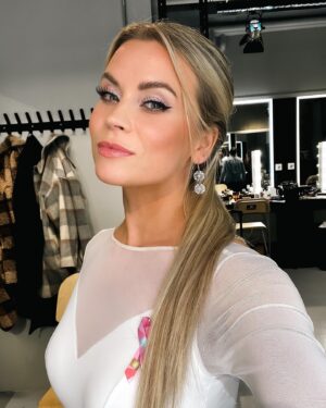 Tiia Elg Instagram - Kymmenet kasvot. 

Olen meikin suhteen ’kaikki tai ei mitään’ -tyyppi. Nykyään se on yleensä se jälkimmäinen vaihtoehto: ei mitään. Mutta kun pääsen ammattilaisen tuoliin, sen jälkeen Aksukaan ei tunnista mua.🙌🏼🙌🏼💎 

Näiden upeiden meikkien takana upeat ammattilaiset, kannattaa laittaa tilit seurantaan!! 💎

@miia_ollula 
@satuarvo 
@iirismua 
@sannauusimaa 
@sannipohjalainen 
@elisaprofessionalmakeup 

Lisäksi !!!! 💜💜💜
Kampaukset Ttk lookeihin tehnyt hiusten supermies  @kemppinen1 💎💎💎 

Jokaiseen kuvaan on merkattu meikin tekijä. Surullinen klovni oli mun spirit-meikki 🙋🏼‍♀️😁 mikä sun??? 👇🏼👇🏼👇🏼

Eka kuva @zacharylionphotography 
Vika kuva @camillabloom