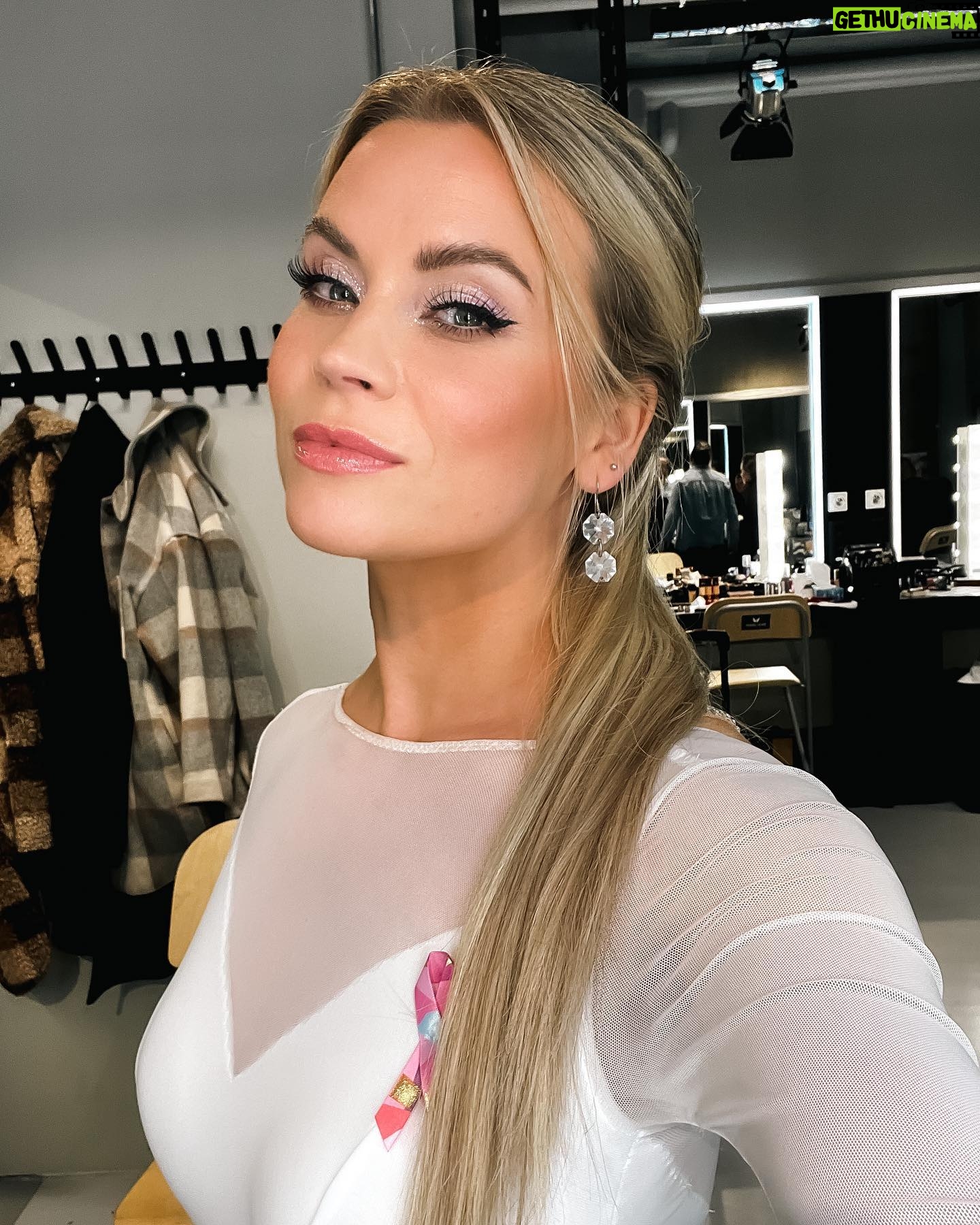 Tiia Elg - 6.3K Likes - Kymmenet kasvot.
Olen meikin suhteen ākaikki tai ei mitƤƤnā -tyyppi. NykyƤƤn se on yleensƤ se jƤlkimmƤinen vaihtoehto: ei mitƤƤn. Mutta kun pƤƤsen ammattilaisen tuoliin, sen jƤlkeen Aksukaan ei tunnista mua.šš¼šš¼š
NƤiden upeiden meikkien takana upeat ammattilaiset, kannattaa laittaa tilit seurantaan!! š
@miia_ollula
@satuarvo
@iirismua
@sannauusimaa
@sannipohjalainen
@elisaprofessionalmakeup
LisƤksi !!!! ššš
Kampaukset Ttk lookeihin tehnyt hiusten supermies @kemppinen1 ššš
Jokaiseen kuvaan on merkattu meikin tekijƤ. Surullinen klovni oli mun spirit-meikki šš¼āāļøš mikƤ sun??? šš¼šš¼šš¼
Eka kuva @zacharylionphotography
Vika kuva @camillabloom