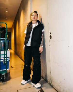 Tiji Jojo Instagram - THE LAST SUMMER TOUR
来てくれた皆んなありがとうございました。

BAD HOPで活動した10年間、色んなツアーをやって皆んなで全国各地を飛び回ってきましたがそれも昨日、地元川崎CLUB CITTA’で最後を迎えました。

活動を始めた当初は保育園で出会った幼馴染達と全国ツアーをやって日本武道館や横浜アリーナでライブをしている姿なんて想像もしていませんでした。
常に一段一段自分たちの力で壁を乗り越えていく度にまた次の景色が見えて来ました。
ここまでやって来られたのもいつも支えてくれるスタッフやライブに足を運んでくれる皆んなのおかげです。
本当に感謝しています。

今思えばこの10年間は一瞬で過ぎ去ったと思うほど激動の日々でした。

BAD HOPは2024年2月19日(月)に東京ドームで解散ライブをして10年間の活動に終止符を打ちます。
日本のHIP HOPシーンにとって東京ドームというステージは前人未到の挑戦になります。
10年間の全てを込めてこのステージに挑むので
俺たちの最後の姿を見届けに来てください。

10月1日(日)からチケット販売開始になります。
2024年2月19日(月)東京ドームで会いましょう。