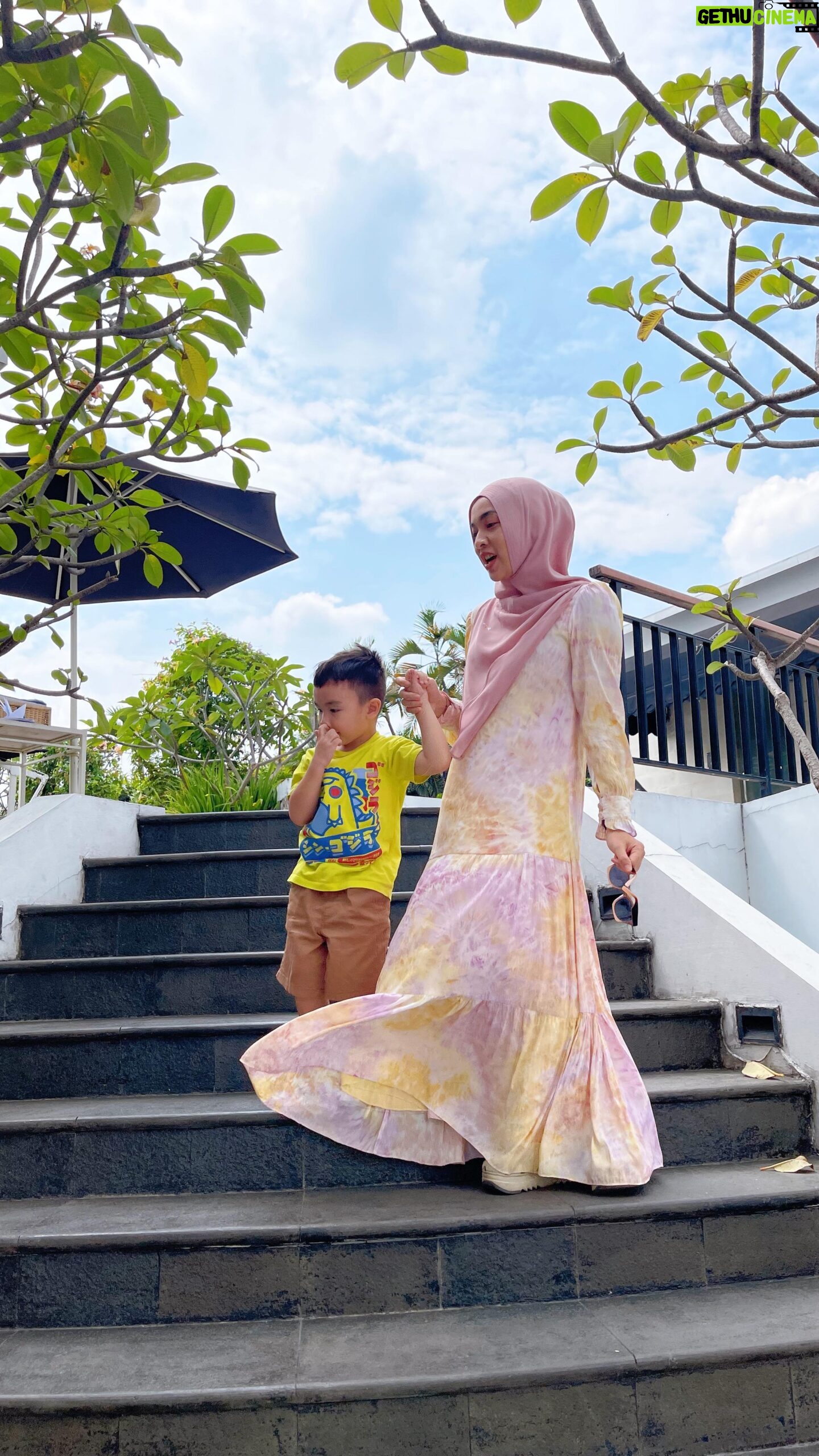 Tika Bravani - 1.7K Likes - ganggu orang kerja aja sih, mbakšæ
Pasang tripod kelamaan, tiba-tiba rame tukang lewat.. mana cuma ini kenangan liburan š¤š„²
š @hsr_syari