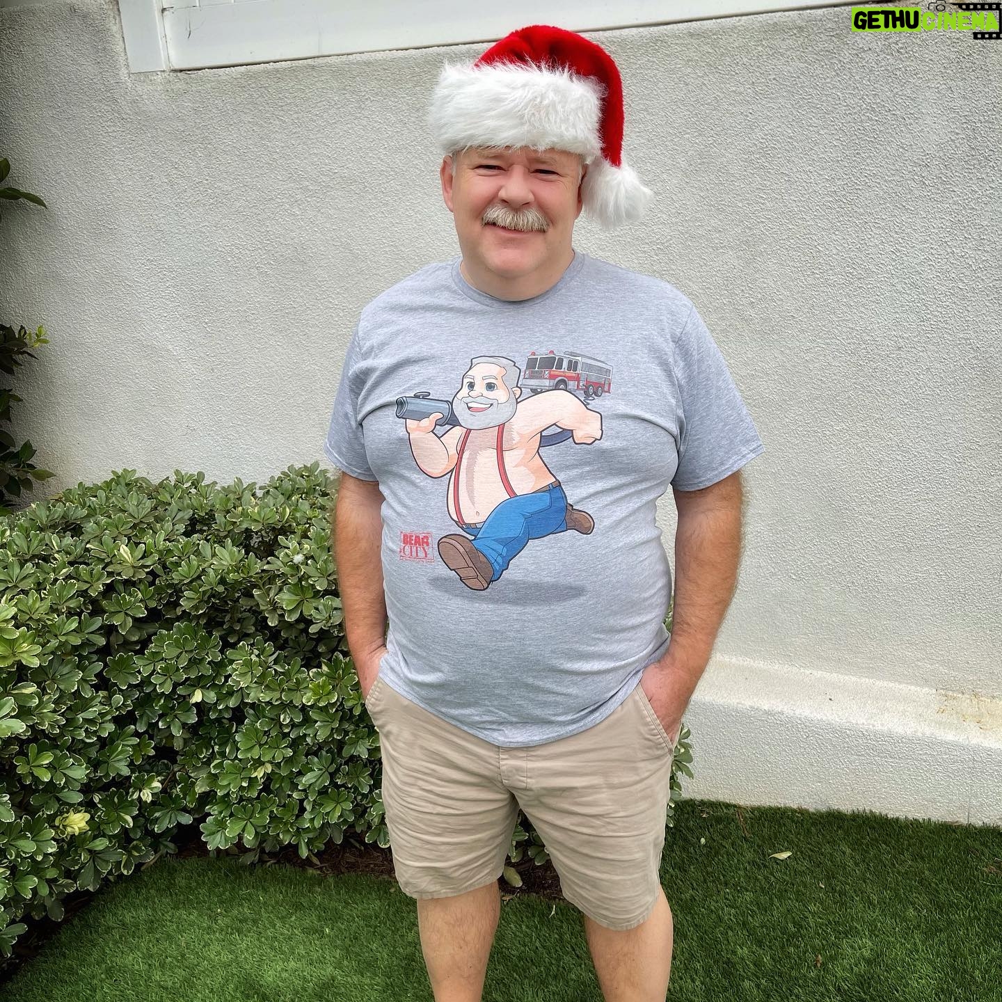 Tim Hooper - 4.3K Likes - Just in time for the holidays, y’all can get your very own tshirt with my character from the @bearcitystudios movies — link in bio! 🎅🏻 🎄
#bearcity #happyholidays #christmashopping #gifts #actorslife #cartoon #firechief #timhooper #bears #mustachesofinstagram #beartees