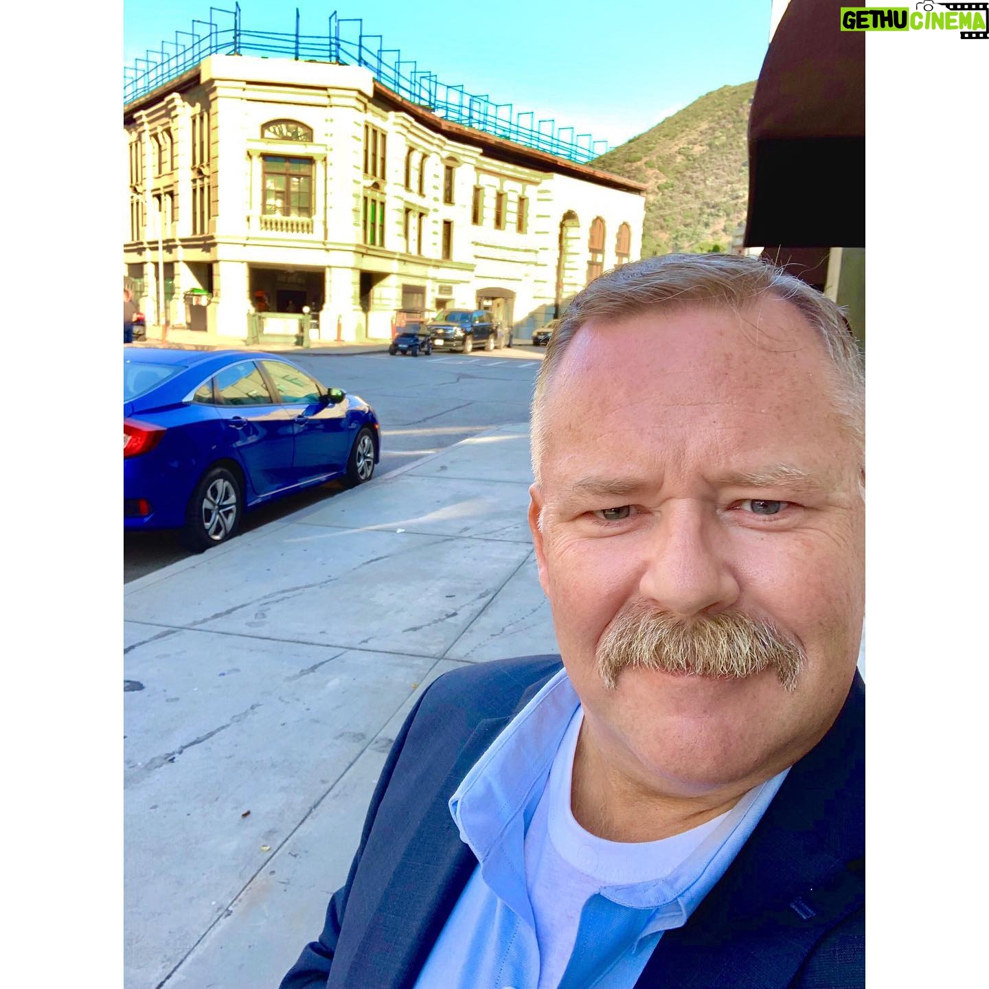 Tim Hooper - 2.1K Likes - On the @warnerbrosentertainment lot shootin a fun scene set in a 70s strip club. It got pretty “up close n personal” if ya know what I mean.
Do y’all recognize that building behind me? I’m pretty sure I saw a reporter man change into his speedo and fly fly away. 🦸♂️ 🌎 🗞 Lord had mercy!
#dailyplanet #superman #warnerbrosstudios #warnerbros #actorslife #setlife #actor #mustaches #suitbear #happyfriday