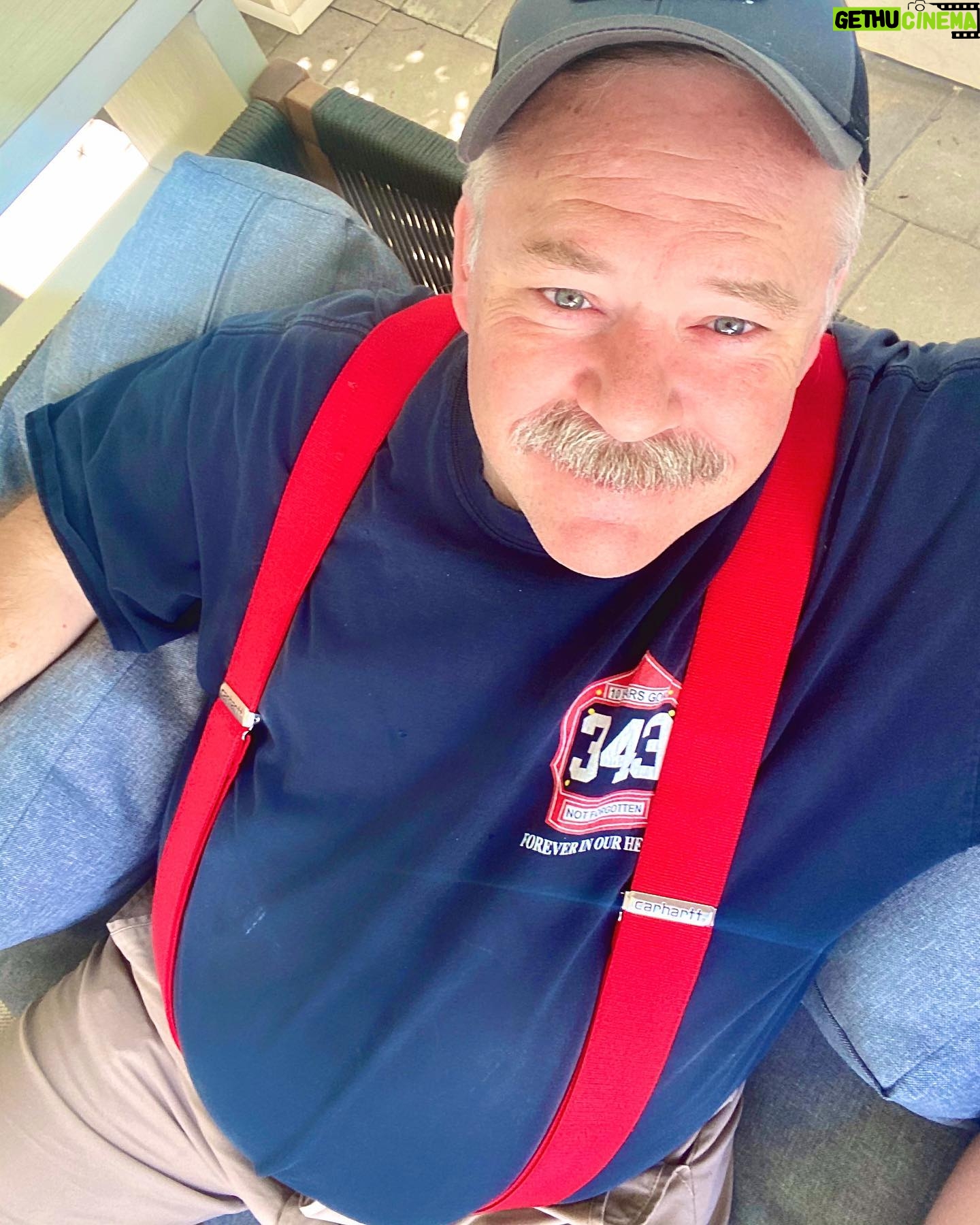 Tim Hooper - 4K Likes - Tryin to keep my pants up with my @carhartt suspenders. 👨🏻🚒 Anyone else wear suspenders at home?
#wokeuplikethis #suspenders #suspenderswag #timhooper #firechief #carhartt #carharttsuspenders #mustachesofinstagram #blueeyes #uniformbear #bigmensfashion #bigmenstyle #countryboy #selfie