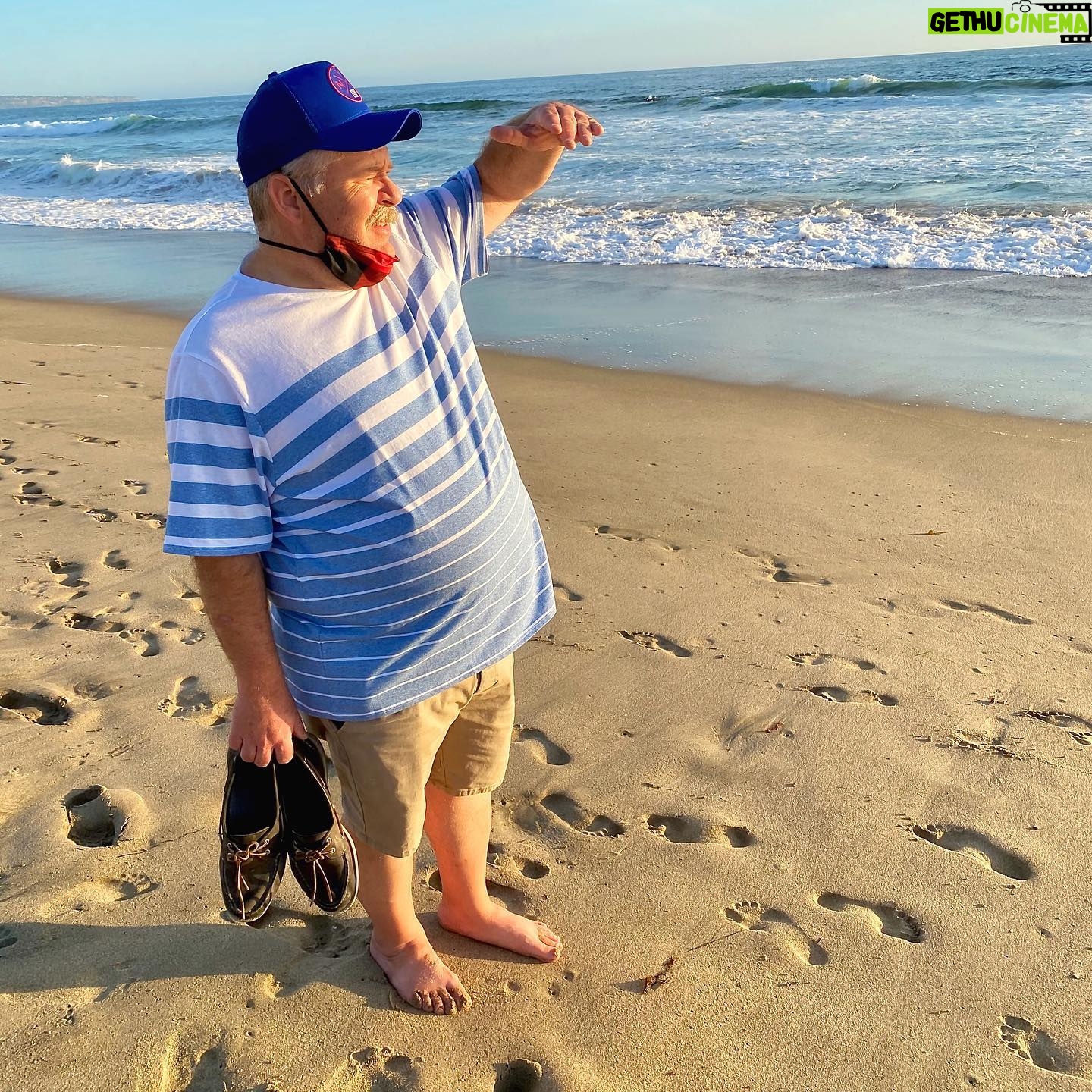 Tim Hooper - 4.1K Likes - Catching some much needed fresh air and space at the 🌊 🌴 🏝 . It was very quiet and people were staying safe. Now time for a 🍔. #staysafe #manhattanbeach #beachbear #saturdayvibes