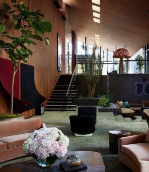 Tim Ross Instagram - The magnificent Smalley House in Los Angeles designed by A. Quincy Jones (1969-73)-recently been delicately updated by @studioshamshiri for gallerist @shulamitnazarian

📷@stephenkentjohnson for @archdigest