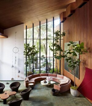 Tim Ross Instagram - The magnificent Smalley House in Los Angeles designed by A. Quincy Jones (1969-73)-recently been delicately updated by @studioshamshiri for gallerist @shulamitnazarian

📷@stephenkentjohnson for @archdigest