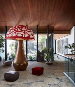 Tim Ross Instagram - The magnificent Smalley House in Los Angeles designed by A. Quincy Jones (1969-73)-recently been delicately updated by @studioshamshiri for gallerist @shulamitnazarian

📷@stephenkentjohnson for @archdigest