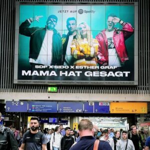 Timur Bartels Instagram - Wir haben das Musikvideo zu „Mama hat gesagt“ für SDP x Esther Graf x Sido produziert! Was für krasse KünstlerInnen, was ein Hit, was ein tolles Team und was für ein krasses Feedback aufs Video! 
Ein paar Eindrücke für euch zum durchswipen 🫶🏼
DANKE an unsere Crew und den Cast!

Artists:
@sdp_die_band  @dag_sdp @vincent.stein 
@shawnstein 
@esthergraf 

Cast:
Esther Graf (jung) - Elsa Gluth
Dag (jung) - @oskar_goldhair 
Vincent (jung) - Dylan Blake Mendoza
Sido (jung) - Jakob Albert

Production/Crew:
Production Company: easy productions @weareeasyproductions 
Konzept: Serge Mattukat, @sdp_die_band , Timur Bartels
Produzent: Timur Bartels
Regie: @serge.mattukat , @timur_bartels 
DOP: Serge Mattukat
Editing: Serge Mattukat, SDP, Timur Bartels
Colour Grading: @bowcouleur_grading_berlin 
Oberbeleuchterin Artist Performance: Alina Albrecht
Oberbeleuchter Cast Performance:  @luishrtmn 
Beleuchter Artist Performance: @leo_saller 
Beleuchterin Cast Performance: @leyla.hoppe 
Szenenbild: @lena.tiffert 
Szenenbild-Assistenz: @ikarlitu , Daria Schira
Graphic & AI Design: @mouval.ig 
Graphic Artist: Daria Schira
Styling: @phyllisjana 
Styling Esther Graf: @esthergraf 
Hair & Make Up Artists: Christina Moissl
Hair & Make Up Cast: Fina Boateng
Fotograf: @patrick_amos 
Behind-The-Scenes & Social Media: Patrick Amos
Produktionsleitung: Timur Bartels
Produktionskoordination: Julia Weiß
Filmgeschäftsführung: Julia Weiß
PA to Timur Bartels: @franziska_madeleine_ 
Setrunners: Julian Müller, Jason Burmeister, Milena Steinbach, Jan Springer
Kinderbetreuerin: @milenastcrx 
Produktionsfahrer: @franziska_madeleine_ , Volker Hohmann
Catering & Setrunner: Alena Schulz, Milena Steinbach
Catering Sido, Esther Graf, SDP: @lianelindholm 

Special Thanks an:
Kant-Gymnasium (Marc Vehlow), @rietz.agentur , @agentur_kokon , @rakaete , @luisavoth