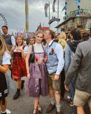 Timur Bartels Instagram - Wiesn vibes mit meinem ganz persönlichen Lieblingsmenschen 🫶🏼 wer von euch war bereits aufm Oktoberfest und wie fandet ihrs ??? Nächstes Jahr gigantisches Fan/Community Treffen da pls ♥️