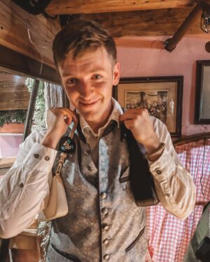 Timur Bartels Instagram - Wiesn vibes mit meinem ganz persönlichen Lieblingsmenschen 🫶🏼 wer von euch war bereits aufm Oktoberfest und wie fandet ihrs ??? Nächstes Jahr gigantisches Fan/Community Treffen da pls ♥️